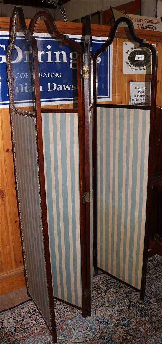 Four fold dressing screen